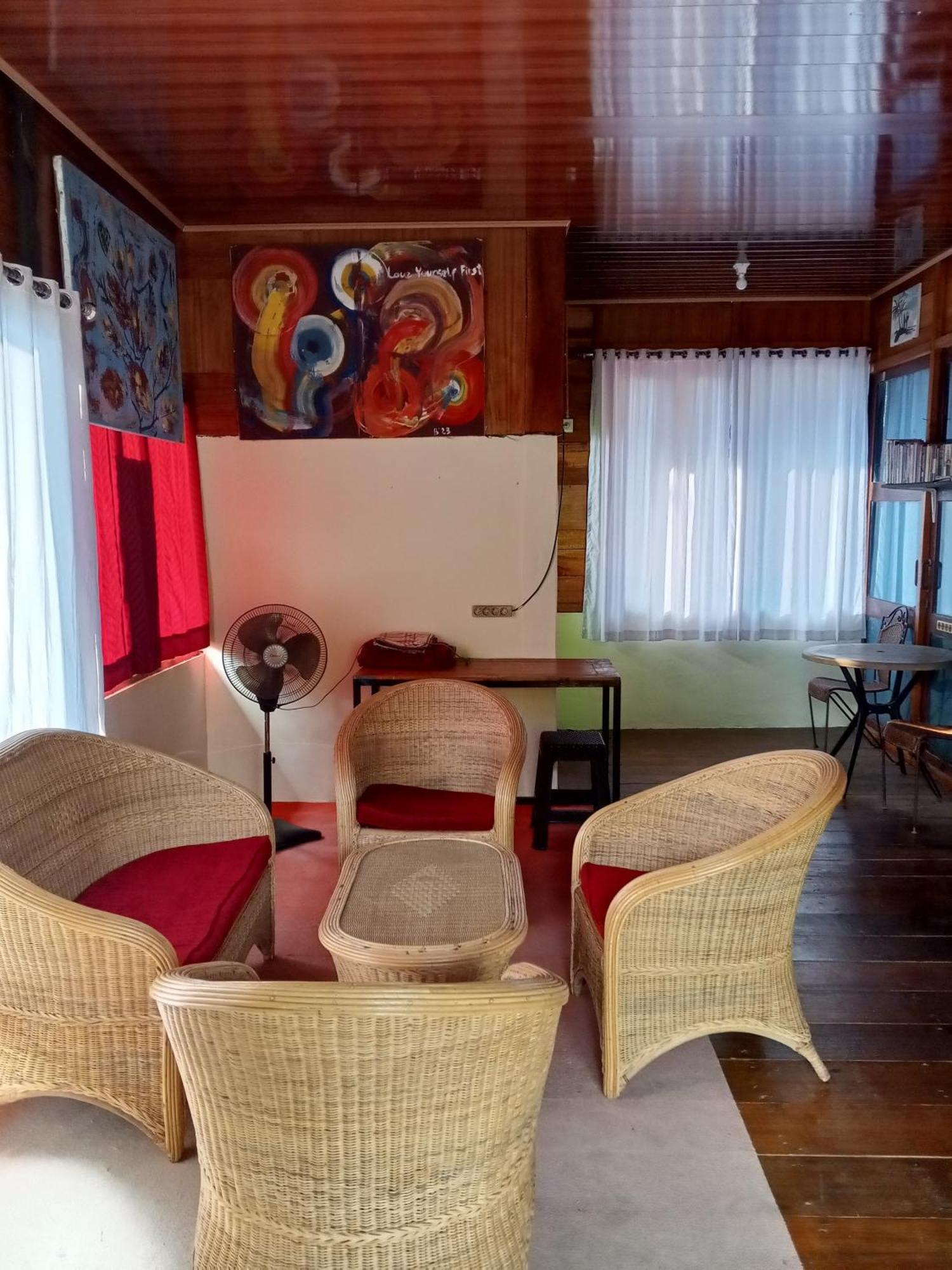 Appartamento Air Manis Secret Surfcamp Taluk Batung Esterno foto