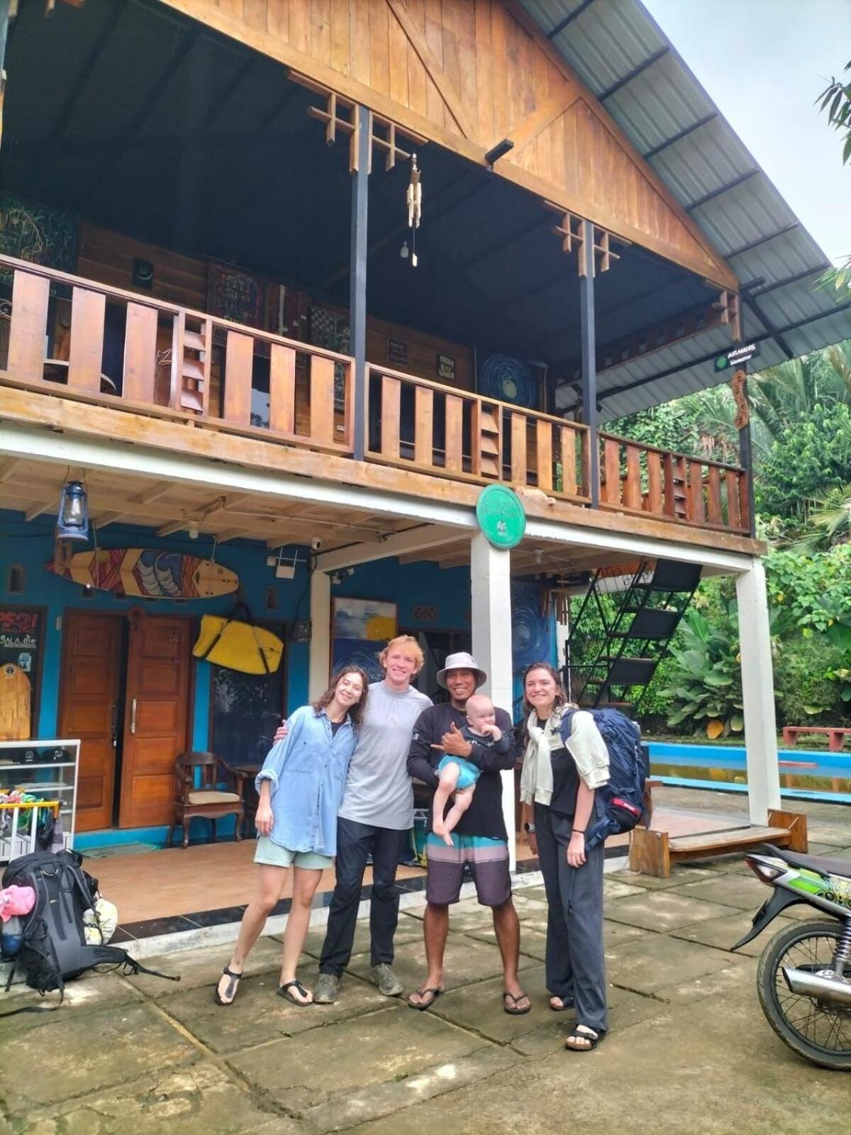 Appartamento Air Manis Secret Surfcamp Taluk Batung Esterno foto